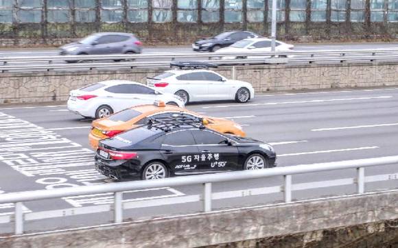 ▲한양대 자동차전자제어연구실 에이스랩과 LG유플러스는 11일 5G 이동통신 기반의 도심도로 자율주행 기술을 공개 시연했다. 5G 자율주행차 ‘A1’이 서울 강변북로를 달리고 있다. / 사진=LG유플러스