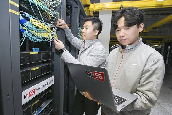 ▲KT는 국내 최대 5G 커버리지를 기반으로 4월 5G 상용 서비스를 시작한다고 26일 밝혔다. 사진은 KT 직원들이 고품질의 초저지연 5G 서비스 제공을 위해 전국 8곳에 구축한 5G 에지(Edge) 통신센터에서 네트워크를 점검하는 모습 / 사진=KT