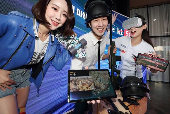 ▲KT가 5G 초능력 서비스와 슈퍼플랜을 포함한 4종의 5G 요금제를 공개했다. 사진은 KT 모델들이 '리얼 360', 'e스포츠 라이브', '기가라이브TV'와 같은 5G 초능력 서비스를 즐기고 있는 모습 / 사진=KT