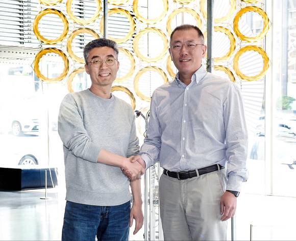 ▲현대차가 네이버 CTO 출신 송창현 대표가 설립한 스타트업 코드42에 전략 투자하고 미래 모빌리티 분야에서 협력한다. 사진은 정의선 현대차그룹 수석부회장(오른쪽)과 송창현 대표가 현대모터스튜디오 서울에서 의견을 나눈 뒤 기념촬영을 하는 모습 / 사진=현대자동차