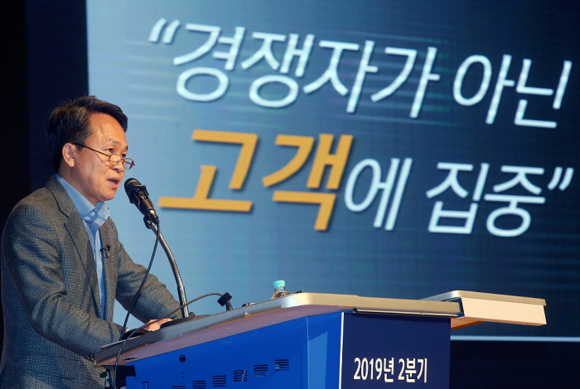 ▲신한은행이 19일 경기도 용인시 소재 연수원에서 개최한 '2019년 2분기 임.본부장 워크숍'에서 진옥동 신한은행장이 설명하는 모습.(사진제공=신한은행)