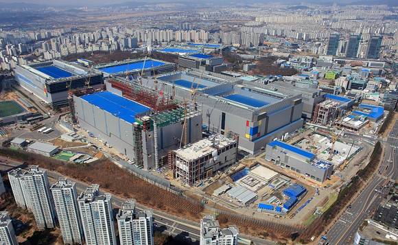 ▲ 삼성전자가 2030년까지 시스템 반도체 분야에 133조 원을 투자하고 전문인력 1만5000명을 채용한다. 사진은 삼성전자 화성캠퍼스 EUV 라인 전경 / 사진=삼성전자