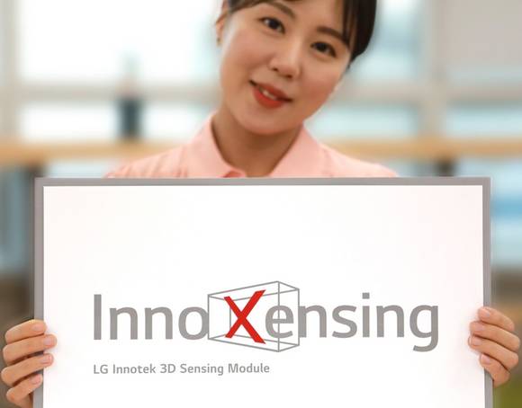 ▲LG이노텍 직원이 1일 론칭한 3D 센싱 모듈 브랜드 ‘이노센싱(InnoXensing)’을 소개하고 있다. / 사진=LG이노텍