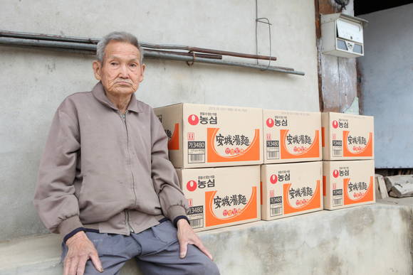 48년째 삼시세끼 농심 라면으로 식사하는 박병구 할아버지. 올해로 망백(91세)을 맞았다. 사진제공=농심
