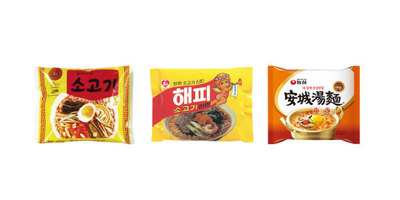 박병구 할아버지가 그간 먹어온 농심 라면. (왼쪽부터) 소고기라면, 해피라면, 안성탕면. 사진제공=농심
