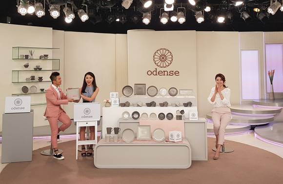 대만 동삼홈쇼핑 ‘오덴세’ 방송 녹화 현장. 대만(좌우 끝)·한국 쇼호스트(가운데)가 오덴세의 아틀리에 노드 제품을 설명하고 있다. 사진제공=CJ ENM 오쇼핑부문