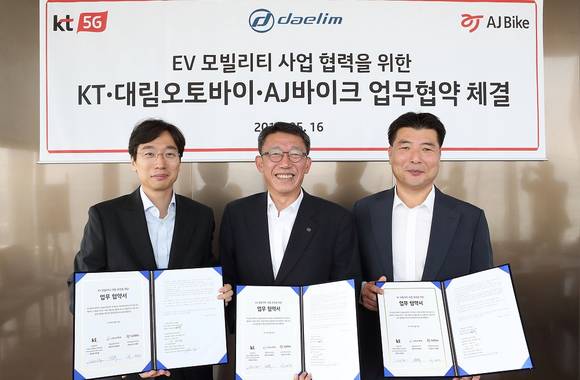 ▲최강림 KT 커넥티드카 비즈센터장(왼쪽부터), 배원복 대림오토바이 대표, 서재원 AJ바이크 대표가 16일 광화문 KT사옥에서 EV 모빌리티 사업 활성화를 위한 업무협약을 체결한 뒤 기념촬영을 하고 있다. / 사진=KT
