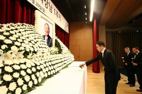 ▲20일 여의도 LG트윈타워에서 진행된 고 구본무 회장 1주기 추모식에서 구광모 LG그룹 회장과 부회장단이 헌화를 하고 있다. / 사진=LG그룹