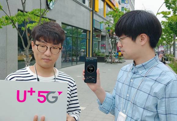 ▲LG유플러스는 ‘LG V50 ThinQ’ 스마트폰으로 종로, 마곡 등 서울지역에서 5G 다운링크 속도를 측정한 결과, 1.1Gbps의 속도를 구현했다고 밝혔다. / 사진=LG유플러스