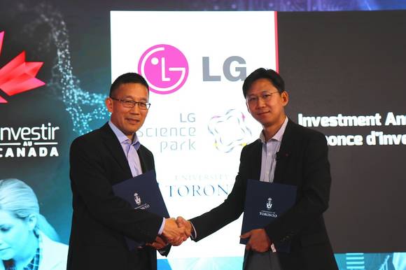 ▲배경훈 LG사이언스파크 AI담당(오른쪽)과 크리스토퍼 입 토론토대 부학장이 22일 기업용 인공지능 공동연구 양해각서를 체결한 뒤 악수하고 있다. / 사진=LG그룹