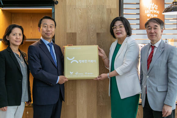 28일 열린 사회적기업 행복한거북이 현판식에서 참석자들이 기념촬영을 하고 있다. 왼쪽부터 정선애 서울특별시 서울혁신기획관, 김범호 SPC그룹 부사장, 윤미라 행복한거북이 대표, 백경학 푸르메재단 상임이사. 사진제공=SPC그룹
