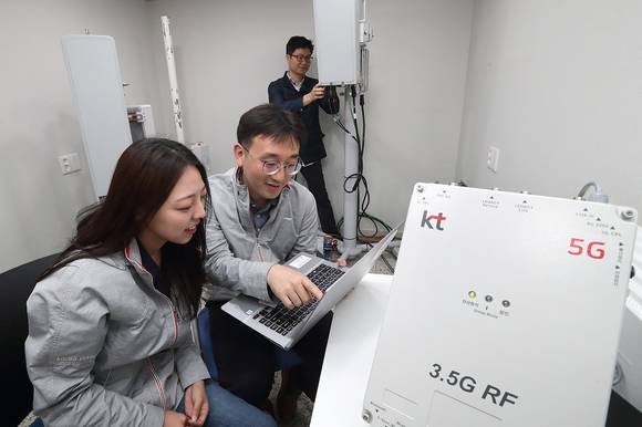 ▲KT 연구원들이 서초구 우면동 융합기술원에서 3.5GHz 주파수 대역 5G RF 중계기를 테스트하고 있다. / 사진=KT