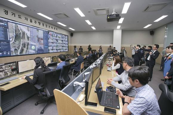 ▲KT가 경기도 자율주행센터 개소식에서 경기도 자율주행버스 제로셔틀의 주행 영상을 5G 네트워크로 실시간 전송하고, V2X 기술을 통해 주행기록을 주고받는 등 자율주행 관제 시연을 선보였다. / 사진=KT
