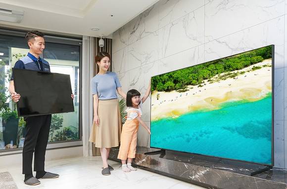 ▲삼성전자 TV 설치기사가 ‘대국민 TV 보상 페스티벌’을 통해 TV를 구매한 소비자 가정에서 구형 TV를 회수하고 2019년형 QLED TV를 설치한 후 사용법을 설명하고 있다. / 사진=삼성전자