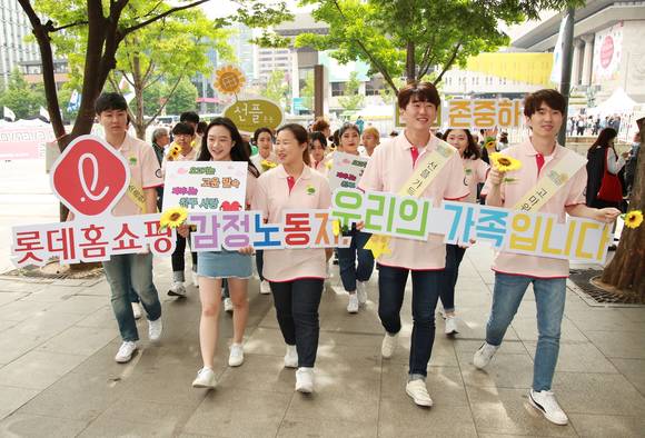 롯데홈쇼핑은 지난 1일, 서울 광화문 광장에서 선플재단 선플운동본부와 공동 주관으로 감정노동자 배려문화 정착을 위한 거리 캠페인을 진행했다. 사진제공=롯데홈쇼핑