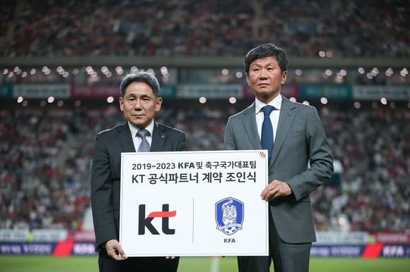 ▲KT가 11일 서울월드컵경기장에서 대한축구협회와 ‘축구 국가대표팀 공식 파트너 조인식’을 갖고 2023년까지 후원 협약을 연장했다. 행사에 참석한 이필재 KT 마케팅부문장(왼쪽)과 정몽규 대한축구협회 회장이 기념촬영을 하고 있다. / 사진=KT