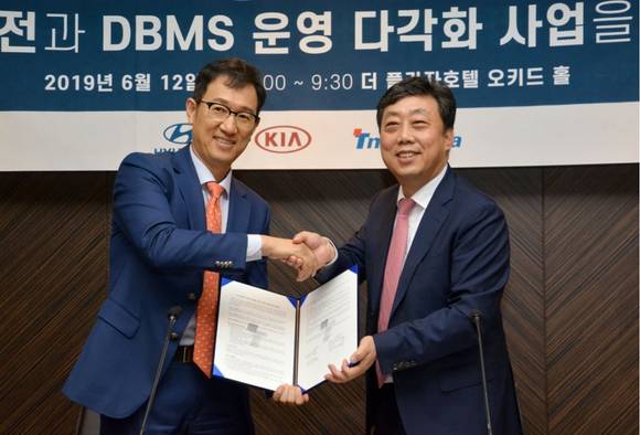 ▲서정식 현대기아차 전무(왼쪽)와 이희상 티맥스데이터 대표가 12일 ‘국산 DBMS의 발전과 DBMS 운영 다각화 사업을 위한 협력 MOU’를 체결한 뒤 악수하고 있다. / 사진=티맥스데이터