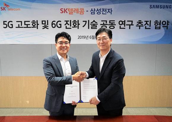 ▲박진효 SK텔레콤 ICT기술센터장(왼쪽)과 전재호 삼성전자 네트워크사업부 개발팀장이 17일 경기도 분당 SK텔레콤 ICT기술센터에서 5G 고도화 및 6G 진화기술 공동연구 추진을 위한 업무협약을 맺은 뒤 악수하고 있다. / 사진=SK텔레콤