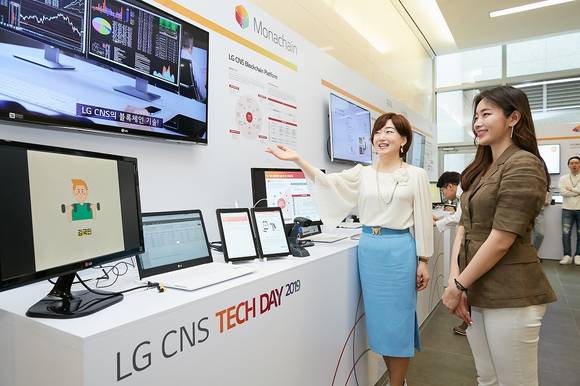 ▲LG CNS가 19일 서울 마곡 LG사이언스파크에서 디지털 전환을 위한 혁신 신기술 설명회 ‘테크데이 2019’를 개최했다. 행사 관계자가 LG CNS의 블록체인 기술을 설명하고 있다. / 사진=LG CNS
