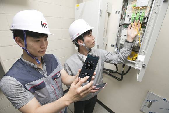 ▲KT가 많은 고객이 이용하는 대형 건물 시설 내 5G 서비스를 시작한다. KT 네트워크 담당 직원이 SRT 수서역에서 5G 인빌딩 서비스 구축 현장을 점검하고 있다. / 사진=KT