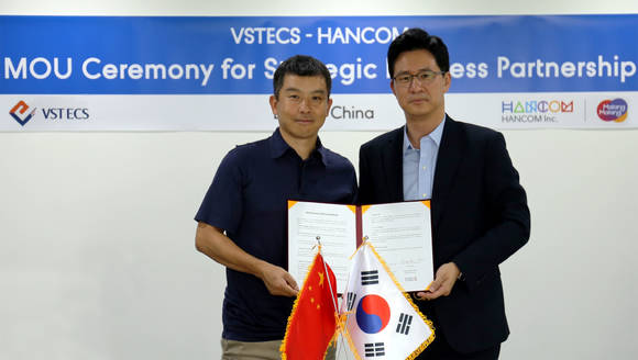 ▲김대기 한글과컴퓨터 COO(오른쪽)와 리 신 치앙 웨이쉬그룹 SW 및 클라우드 서비스 사업부 총경리가 중국 웨이쉬그룹 본사에서 중국 및 아시아 대상 오피스 SW 공급 및 판매를 위한 전략적 업무제휴를 맺은 뒤 기념촬영을 하고 있다. / 사진=한글과컴퓨터