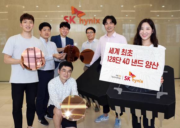 ▲SK하이닉스는 지난해 10월 96단 4D 낸드 개발한 이후 8개월 만에 128단 4D 낸드 개발에 성공했다. 사진은 128단 4D 낸드 개발을 성공시킨 주역들 / 사진=SK하이닉스