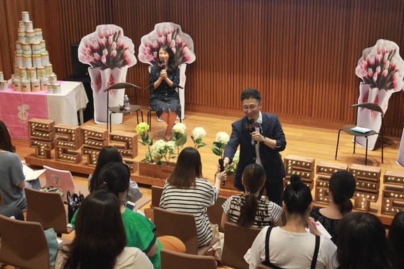 남양유업이 13일 사옥에서 개최한 ‘남양분유 임신육아교실’ 토크쇼 코너 진행 중 한상규 MC가 예비 산모에게 마이크를 건네고 있다. 사진제공=남양유업