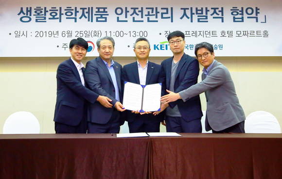 웅진코웨이는 지난 25일 환경부 및 한국환경산업기술원과 함께 ‘생활화학제품 안전관리 자발적 협약’을 체결했다. 협약식에서 이선용 웅진코웨이 환경기술연구소장(가운데)과 박천규 환경부 차관(왼쪽 두 번째) 및 관계자들이 기념사진을 촬영하고 있다. 사진제공=웅진코웨이