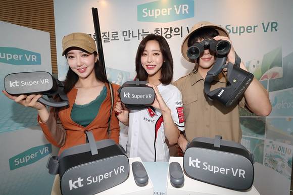 ▲KT 모델들이 1일 서울 광화문 KT스퀘어에서 열린 4K 무선 VR 서비스 출시 기자설명회에서 ‘KT 슈퍼VR’을 소개하고 있다. / 사진=KT