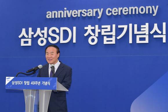 ▲전영현 삼성SDI 사장이 1일 경기도 용인 삼성SDI 기흥사업장에서 열린 49주년 창립기념식에서 기념사를 발표하고 있다. / 사진=삼성SDI