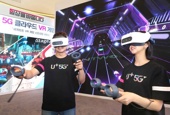 ▲LG유플러스는 세계 최초로 5G 네트워크를 기반으로 한 클라우드 VR게임 시장에 본격 진출한다고 2일 밝혔다. 사진은 LG유플러스 직원들이 전용 HMD를 쓰고 5G 클라우드 VR게임을 즐기고 있는 모습 / 사진=LG유플러스