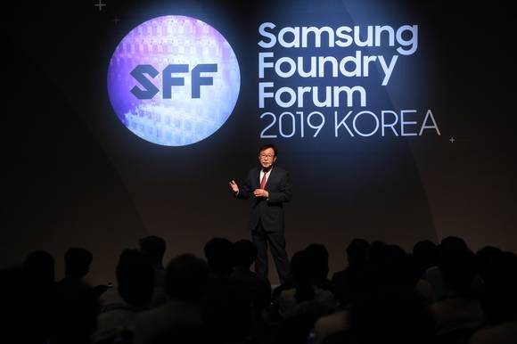 ▲정은승 삼성전자 파운드리사업부 사장이 3일 열린 ‘삼성 파운드리 포럼 2019 코리아’에서 기조연설을 하고 있다. / 사진=삼성전자