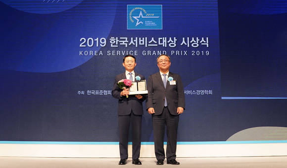 하석주 롯데건설 대표(왼쪽)이 7월 5일 그랜드 인터컨티넨탈호텔 서울 파르나스에서 개최된 '2019 한국서비스대상 시상식'에서 아파트부문 종합대상 수상 후 기념 촬영을 하고 있는 모습. 사진=롯데건설