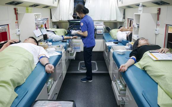 ▲웹케시그룹 직원들이 지난 9일 창립 20주년 기념 ‘사랑의 생명나눔 헌혈 캠페인’에 참여해 헌혈하고 있다. / 사진=웹케시그룹
