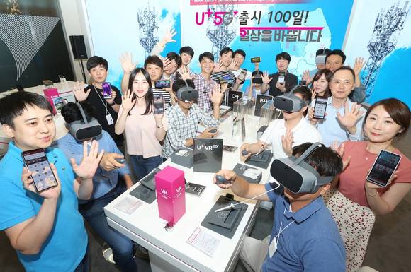 ▲LG유플러스 직원들이 U+5G 상용화 100일을 맞아 다양한 U+5G 서비스를 소개하고 있다. / 사진=LG유플러스