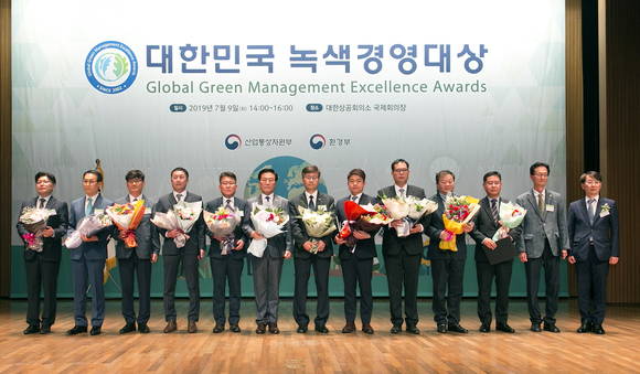 웅진코웨이는 지난 9일 대한상공회의소 국제회의장에서 열린 ‘2019 대한민국 녹색경영대상’ 시상식에서 단체부문 산업통상자원부 장관상을 받았다. 정선용 웅진코웨이 TQA 센터장(왼쪽 일곱 번째)이 수상자들과 함께 기념촬영을 하고 있다. 사진제공=웅진코웨이