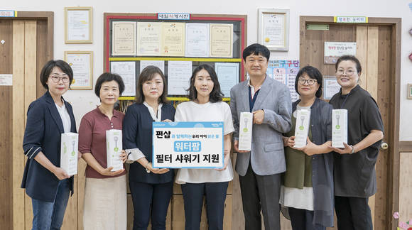 CJ오쇼핑은 7월11일 전국지역아동센터협의회 인천지부 서구지회에 ‘워터팜 샤워헤드 세트’ 200개를 기부했다. 최근 인천 서구는 붉은 수돗물 사태로 생활용수 공급에 차질을 겪고 있다. 사진=CJ ENM 오쇼핑부문