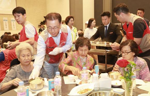 롯데홈쇼핑은 이달 12일(금) 영등포지역 소외이웃 300명을 초청해 삼계탕 나눔 봉사를 진행했다. 김재겸 롯데홈쇼핑 지원본부장이 어르신들께 삼계탕을 대접하고 있다. 사진제공=롯데홈쇼핑