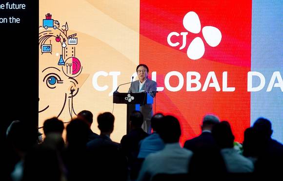 ▲박근희 CJ㈜ 부회장이 미국 로스앤젤레스에서 열린 ‘CJ 글로벌데이’에서 환영사를 하고 있다. / 사진=CJ그룹