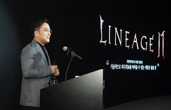 ▲김택진 엔씨소프트 대표가 5일 리니지2M 미디어 쇼케이스에서 키노트 발표를 하고 있다. / 사진=엔씨소프트
