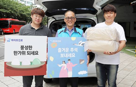 ▲하이트진로는 오는 9일까지 43개 사회복지기관에 1만5000인분의 송편을 전달하는 나눔행사를 진행한다고 6일 밝혔다. 이장원 하이트진로 나눔문화팀장(가운데)이 남양주 남부희망케어센터 관계자들과 기념촬영을 하고 있다.(사진제공=하이트진로)