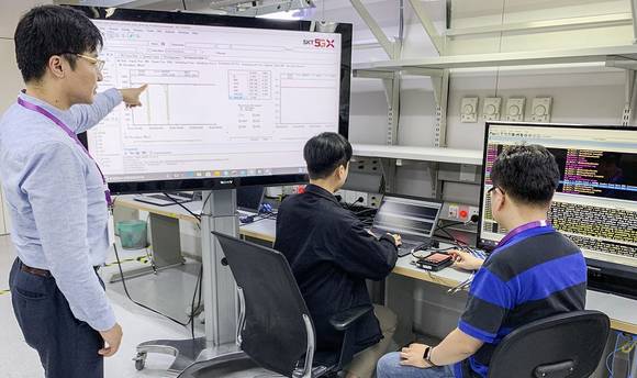 ▲SK텔레콤은 에릭슨과 함께 5G 단독 규격 단말, 기지국, 코어 장비 등 순수한 5G 시스템만을 이용한 ‘5G SA’ 데이터 통신에 성공했다고 15일 밝혔다. 사진은 SK텔레콤 매니저들이 '5G SA' 데이터 통신을 진행하고 있는 모습 / 사진=SK텔레콤