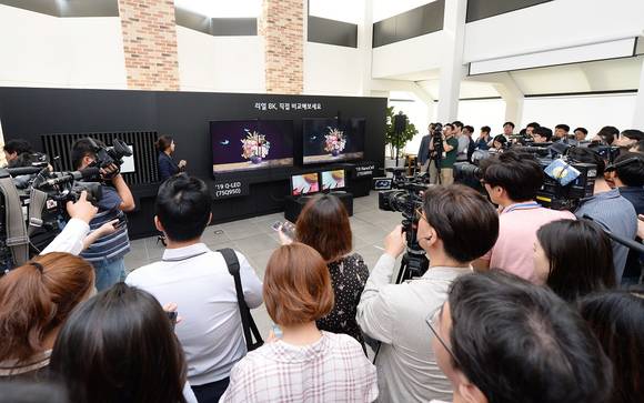 ▲LG전자와 삼성전자가 17일 각각 기자 대상 설명회를 열고 8K TV 화질 논란과 관련한 자사의 입장을 설명했다. 사진은 서울 여의도 LG트윈타워에서 열린 LG전자 디스플레이 기술설명회 모습 / 사진=LG전자