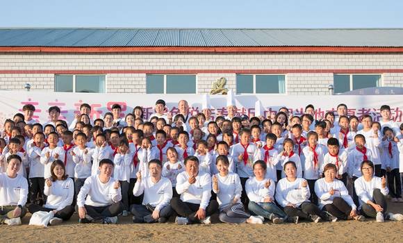 ▲호텔신라가 지난 9월24일부터 26일까지 중국 헤이룽장성 동닝시의 시먼즈 초등학교(石门子小学)를 방문해 보일러 시설 개선과 문화교류활동 등 봉사활동을 진행했다. 봉사활동에 참여한 전원이 봉사활동을 마친 후 기념 사진을 촬영하고 있다.(사진제공=호텔신라)
