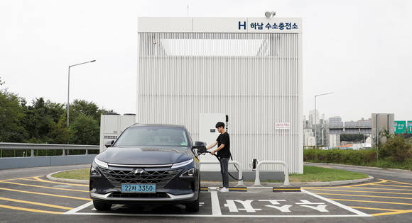 ▲중부고속도로 하남 드림 휴게소 내에 위치한 'H 하남 수소충전소'의 모습이다. (사진제공=현대자동차)