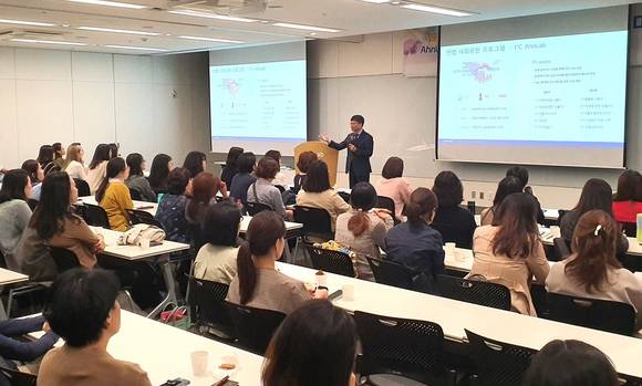 ▲성백민 안랩 상무가 11일 경기도 판교 안랩 사옥에서 열린 무료 SW 코딩교육 강사 양성 사회공헌 프로그램 '안랩샘' 9기 개강식에서 수강생들에게 인사말을 하고 있다. / 사진=안랩