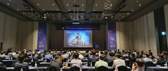 ▲롯데지주와 롯데정보통신이 11일 강원도 롯데리조트 속초에서 그룹사 CIO, CISO 등이 참석한 가운데 제15차 롯데그룹 정보화전략세미나를 공동 개최하고 디지털 트랜스포메이션 기반 지능형 기업으로 진화하기 위한 전략을 논의했다. / 사진=롯데정보통신
