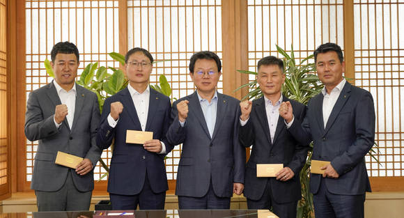 ▲NH농협금융지주가 14일 서울 중구 농협금융 본사에서 개최한 '제6회 리스크관리 우수사례 시상식'에서 김광수 농협금융지주 회장(가운데)과 수상자들이 기념촬영을 하고 있다.(사진제공=NH농협금융지주)