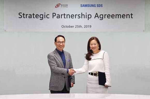 ▲홍원표 삼성SDS 대표(왼쪽)완 마리아 콱 디지털차이나홀딩스 사업운영총괄(오른쪽)이 25일 서울 송파구 삼성SDS 잠실캠퍼스에서 IT서비스 사업협력 양해각서를 체결한 뒤 악수하고 있다. / 사진=삼성SDS