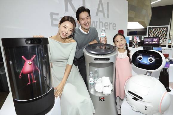 ▲KT는 30일 ‘AI 전문기업’으로 변신을 선언하고 4년간 3000억 원을 투자하겠다고 밝혔다. 홍보모델들이 KT의 AI 디바이스를 소개하고 있다. / 사진=KT